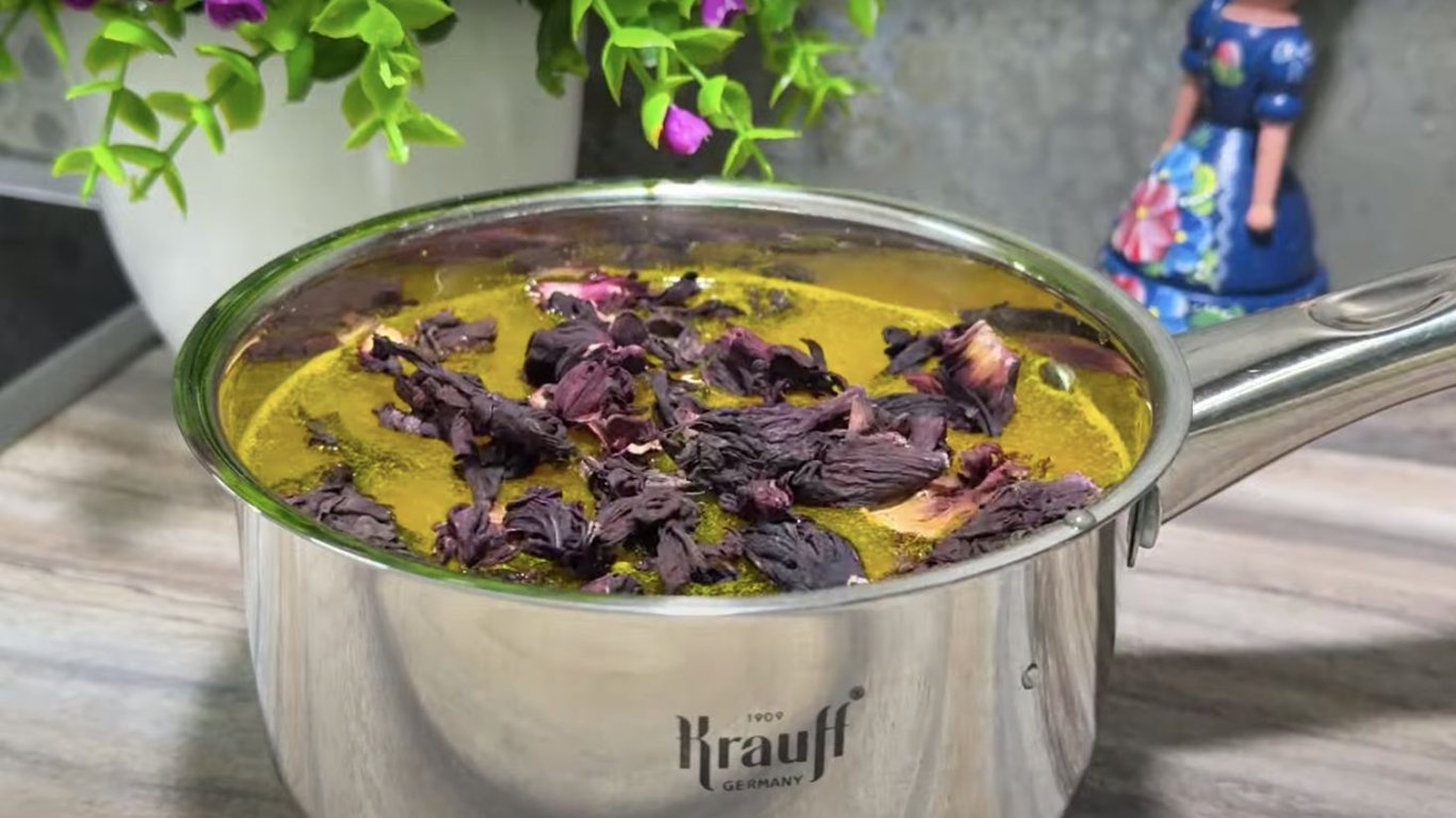 оливкові яйця за допомогою куркуми та каркаде 