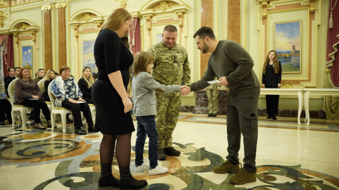 Президент вручил ордена "Золотая Звезда" украинским воинам, получившим звание Героя Украины