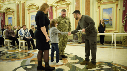 Президент вручил ордена "Золотая Звезда" украинским воинам, получившим звание Героя Украины - 285x160