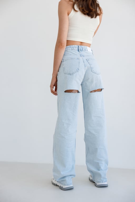 Trendy torn jeans for spring 2025