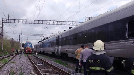 Зіткнення тепловоза з поїздом: в Укрзалізниці назвали причину - 285x160
