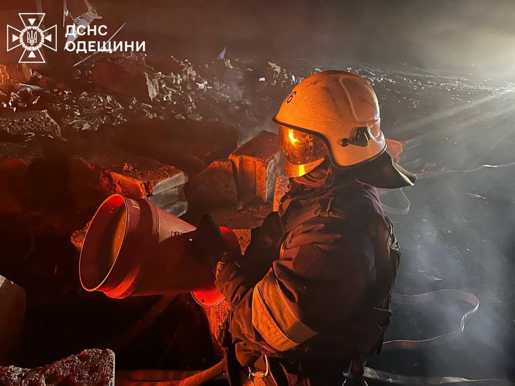 Рятувальники гасять електростанцію