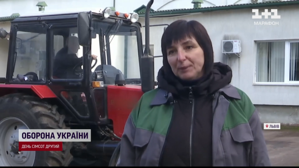 Ольга Дзвоник, яка вчиться кермувати трактором