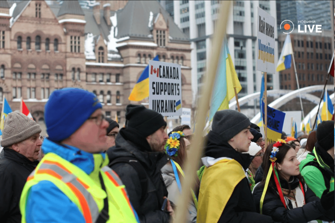 У Торонто пройшла акції до річниці війни в Україні —фоторепортаж - фото 3