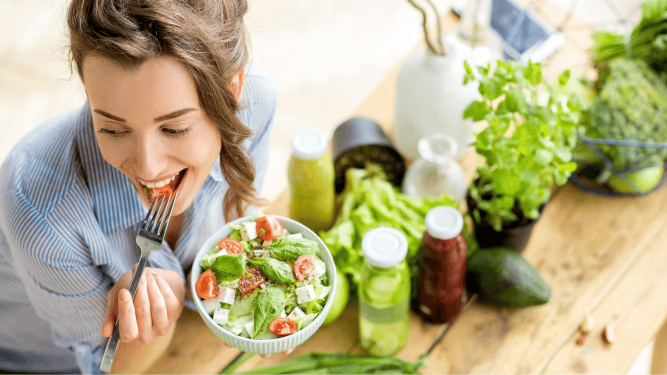 Рецепт весняного салату з курячою грудкою — як приготувати за 20 хвилин