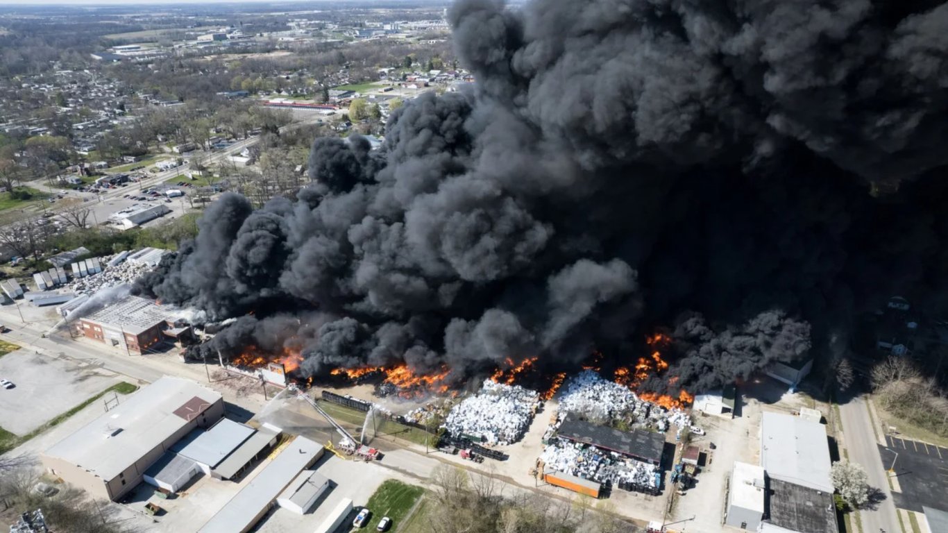 В США возник масштабный пожар на мусороперерабатывающем заводе: объявлена эвакуация
