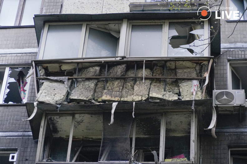 балкон після влучання у будинок