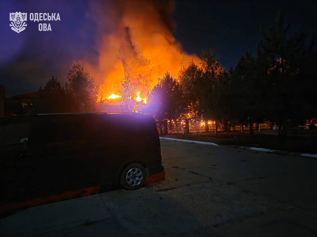  Масштабна пожежа після нічної атаки на Одещину