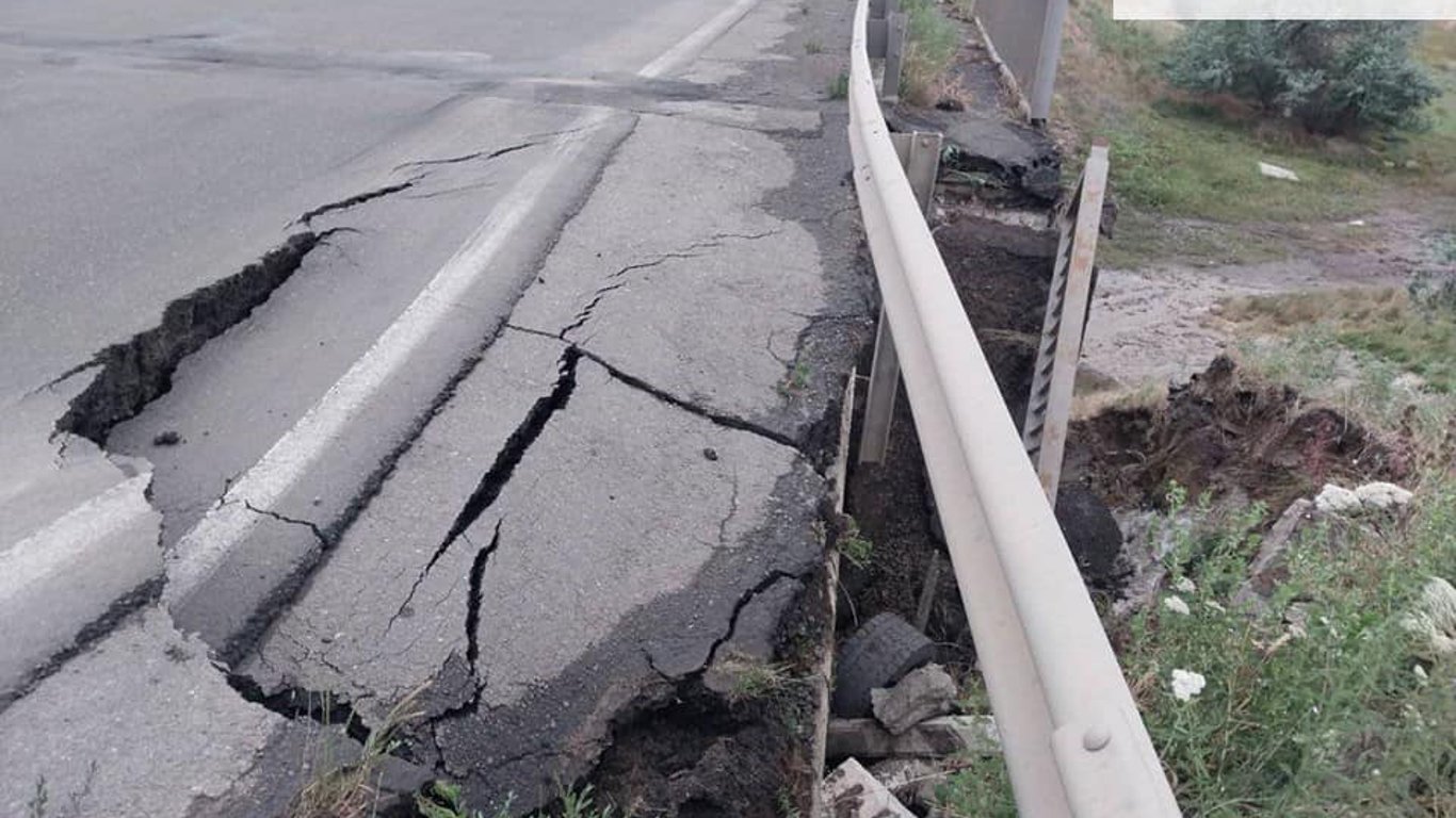 Небезпека на дорозі: негода зруйнувала частину мосту на Одещині