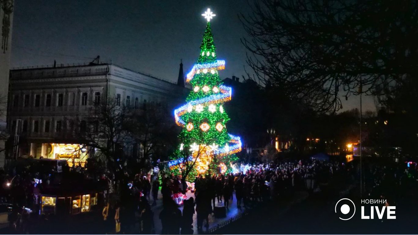 В Одессе засияла главная городская новогодняя елка