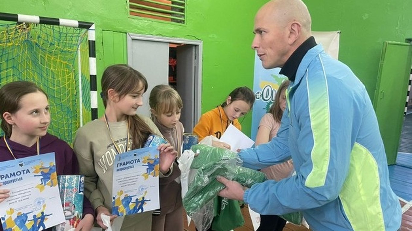 Дворазовий оліймпійський чемпіон та військовий Юрій Чебан провів урок дітям Чернігівщини