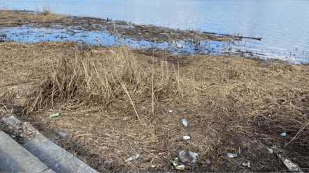 Пляшки, сміття та бруд: Оболонська набережна у Києві у занедбаному стані - 290x160