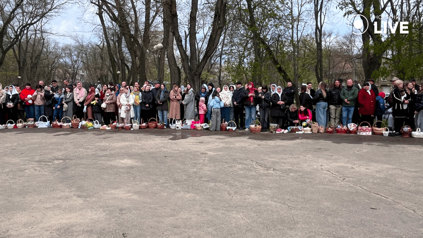 Люди біля храму в Одесі на Великдень