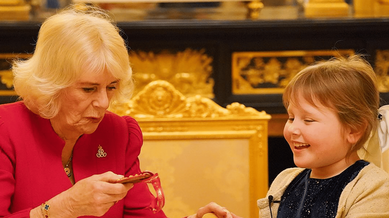 Королева Камилла пригласила на чаепитие слепую девочку и ее мишку