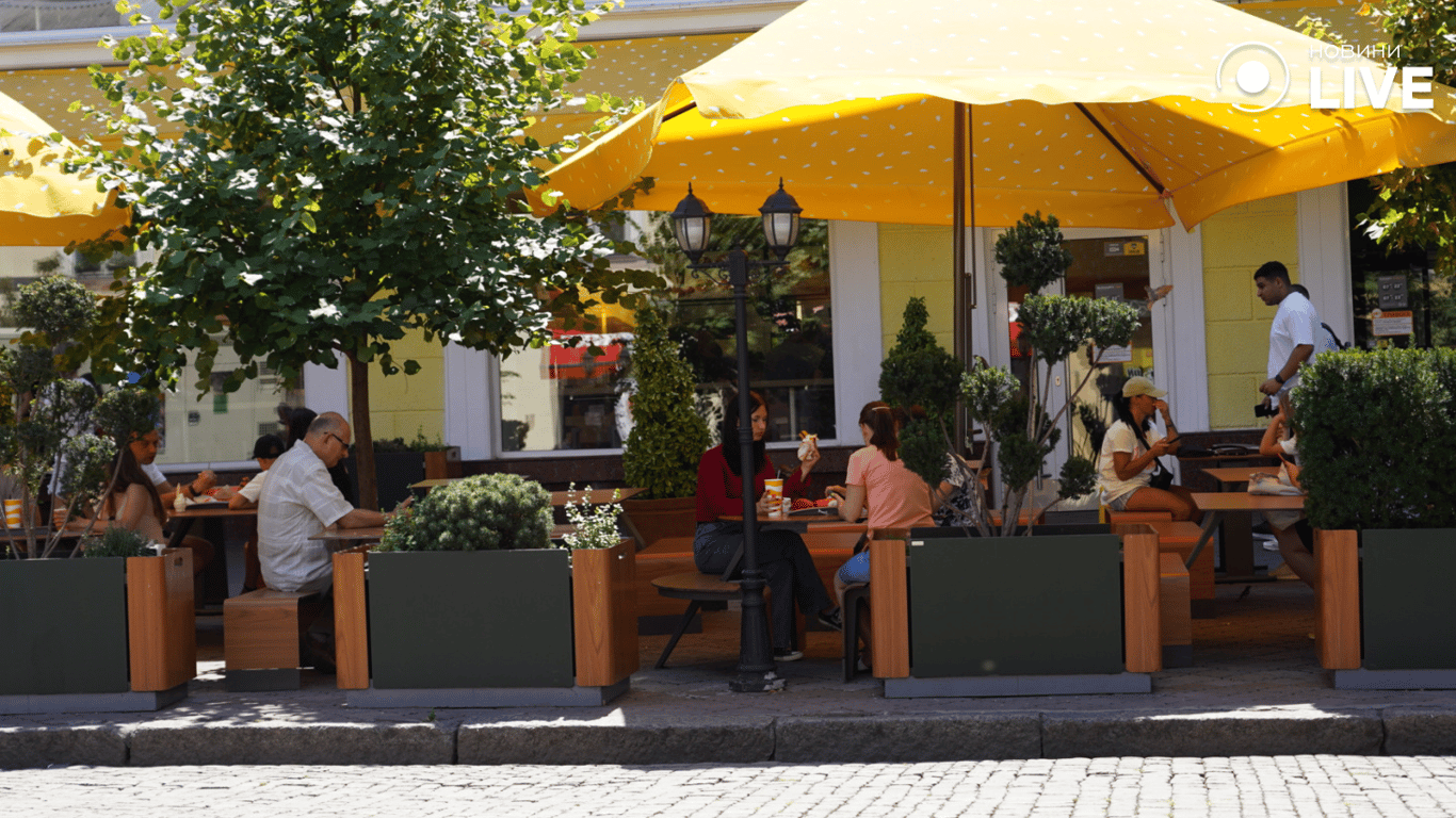 Люди відпочивають в кафе