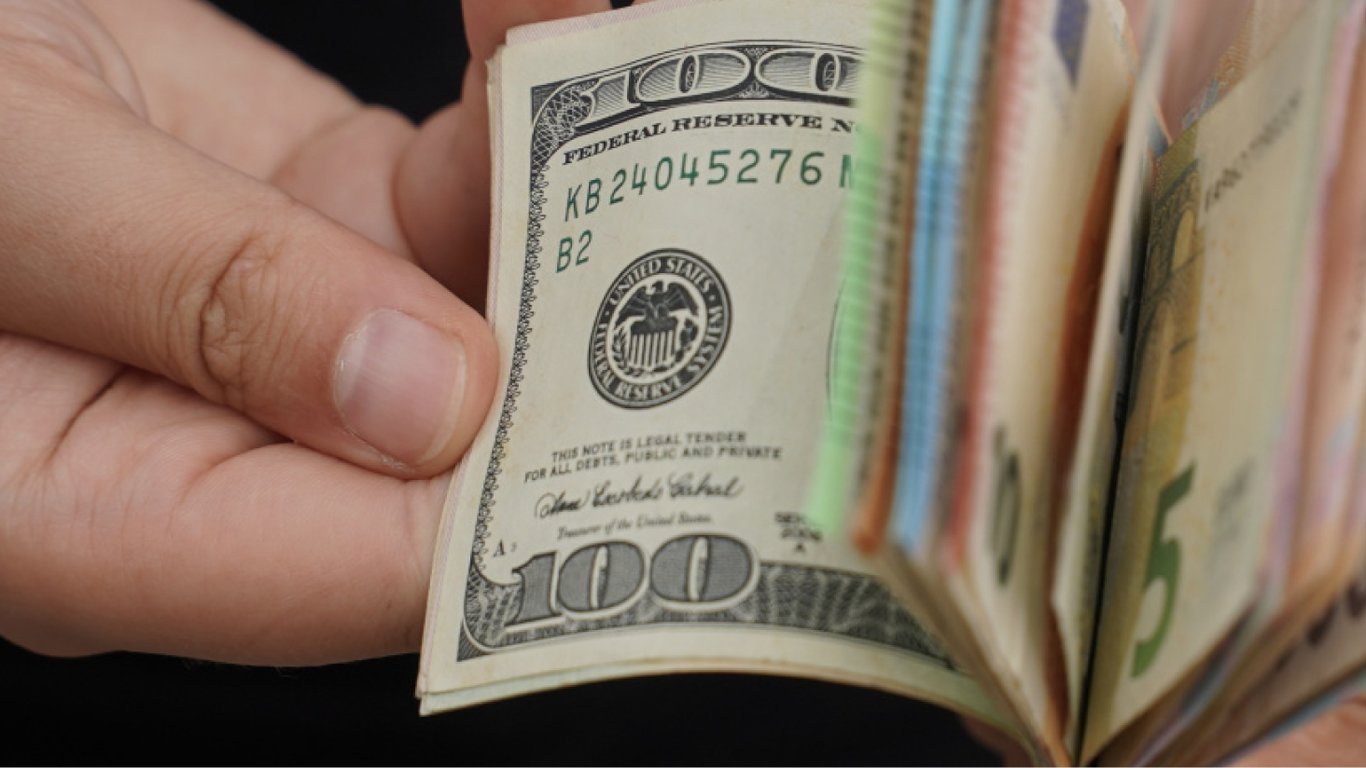Курс валют 11 серпня — долар знову дорожчає у банках та обмінниках