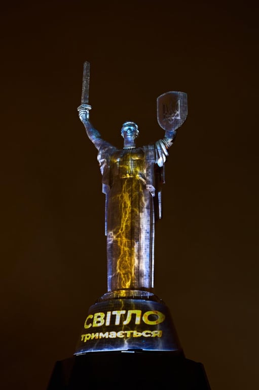 У Києві енергетики символічно підсвітили Батьківщину-Мати 21 грудня