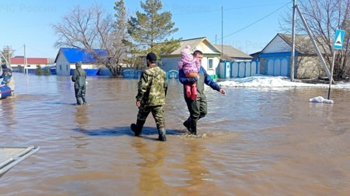 Около российского Орска прорвало дамбу — тысячи домов ушли под воду