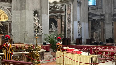 Прощання з Бенедиктом XVI: вшанувати колишнього папу римського прийшли тисячі людей - 285x160