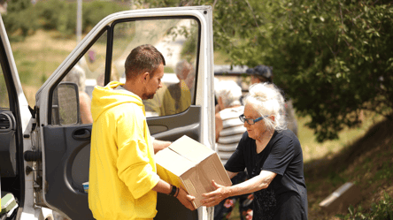 Волонтери Фонду Вадима Столара доставили на Херсонщину воду та продукти - 285x160