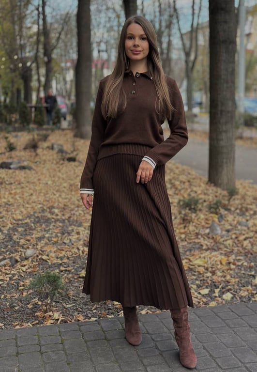 Трикотажна спідниця міді на талії в поєднанні з светром