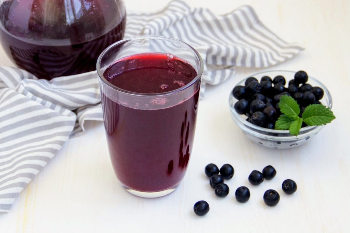 Які лікувальні властивості має чорноплідна горобина