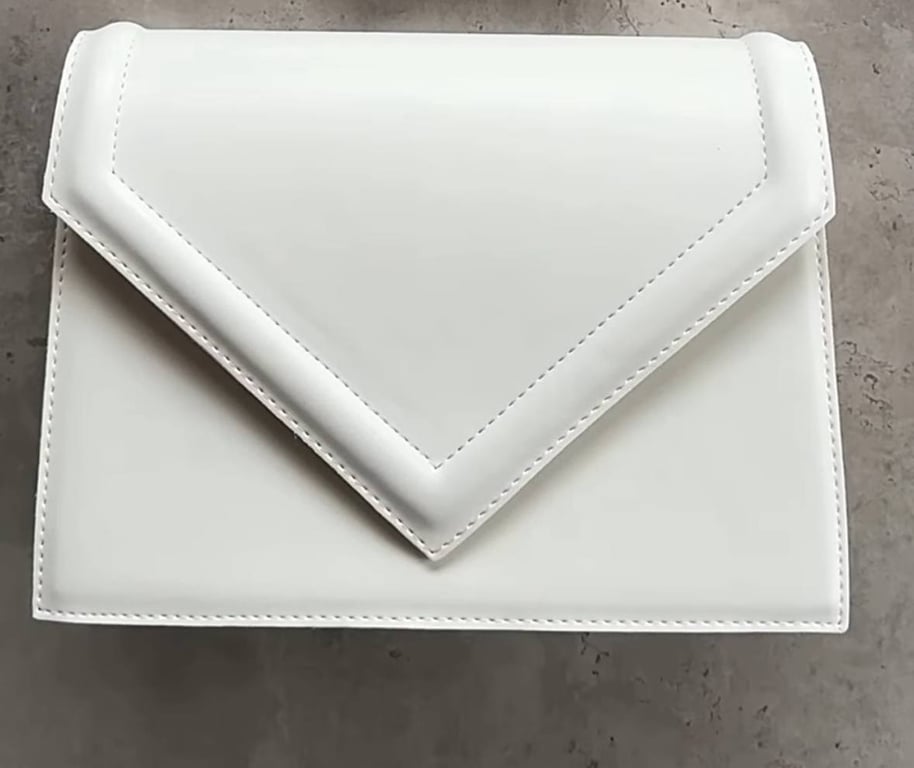 Сумка-конверт завжди має актуальний вигляд