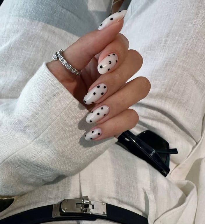 Манікюр у горошок ідеально пасує під осінню погоду 