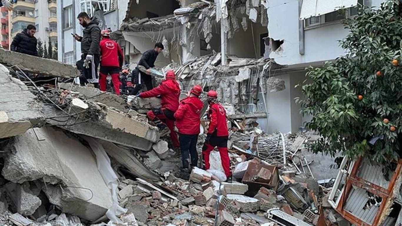 В Турции из-под завалов спасли трех человек