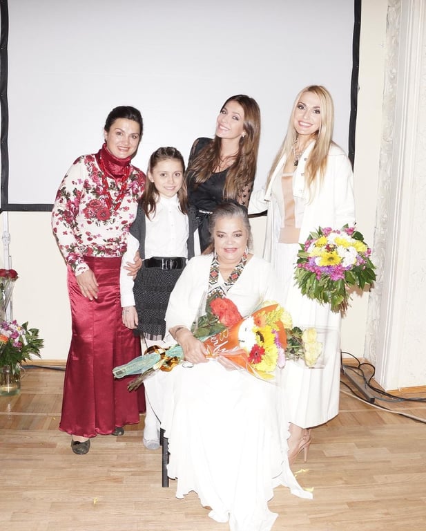 Актриса Ольга Сумская с семьей. Фото: instagram.com/olgasumska/
