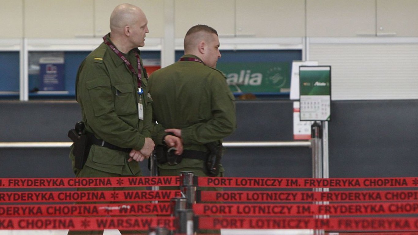 В польському аеропорту затримали озброєного українця