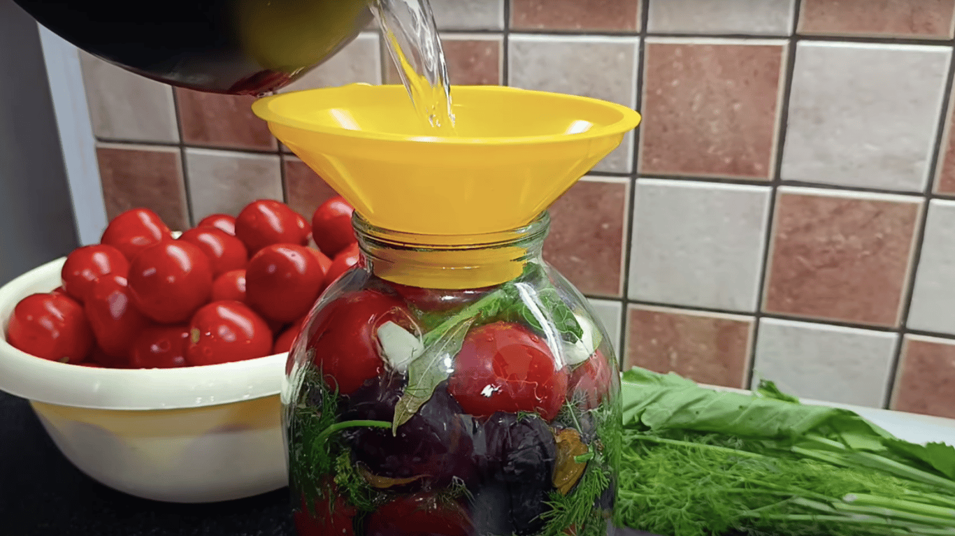 рецепт маринованих помідорів зі сливами