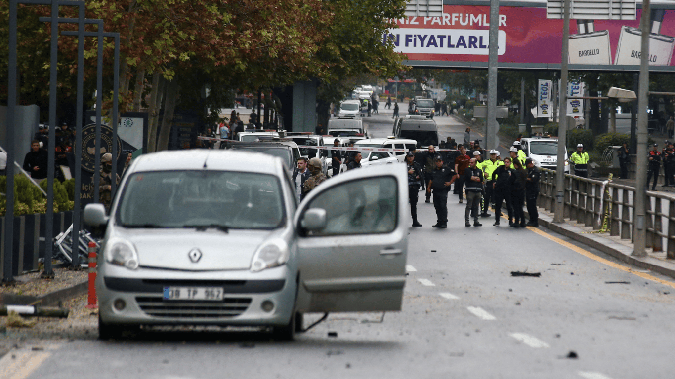 В Анкаре двое террористов совершили взрыв возле здания МВД