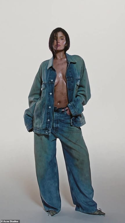 Мільярдерка Кайлі Дженнер знялась у провокаційній рекламі модного бренду - фото 1