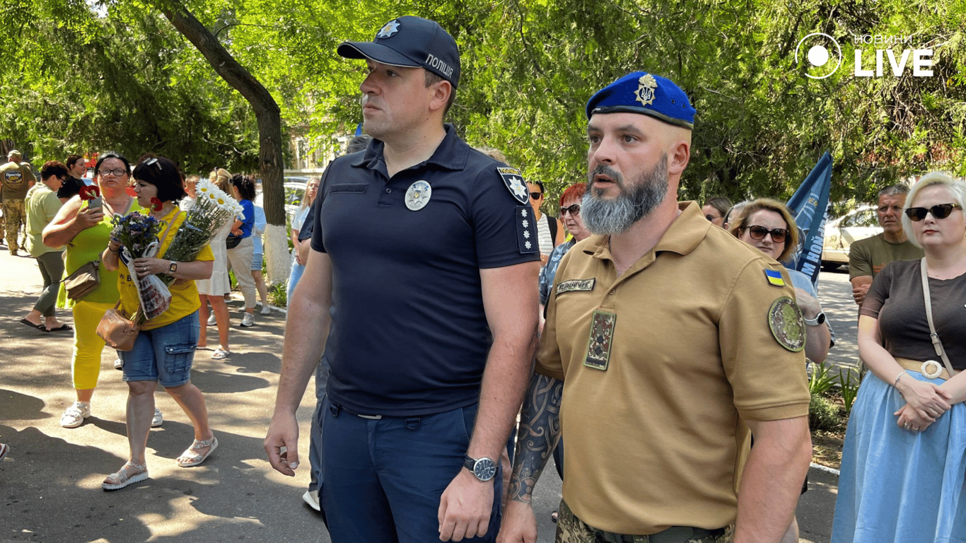 Поліцейський і військовослужбовець під час пам'ятного заходу в Одесі