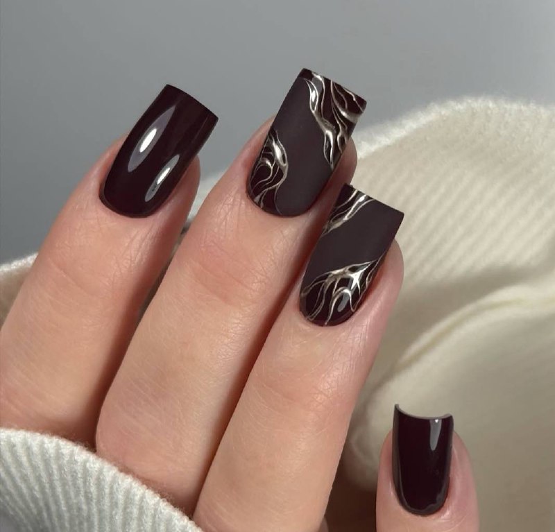 Як додати родзинки в манікюр з коричневим кольором