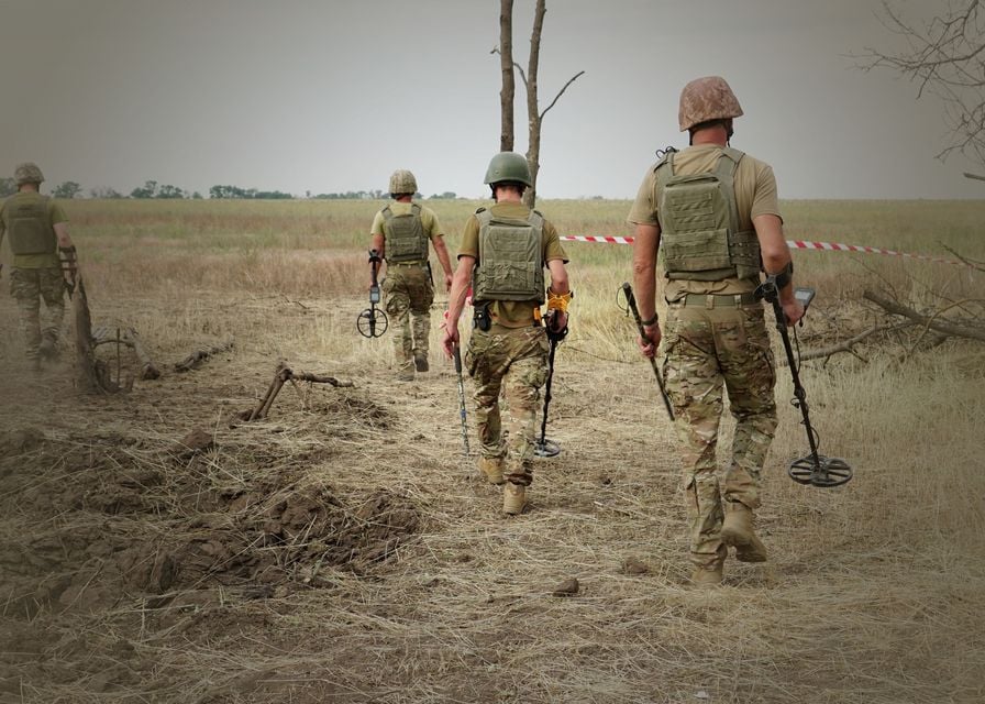 Бойцы ВСУ ищут мины. Фото: Геншта ВСУ