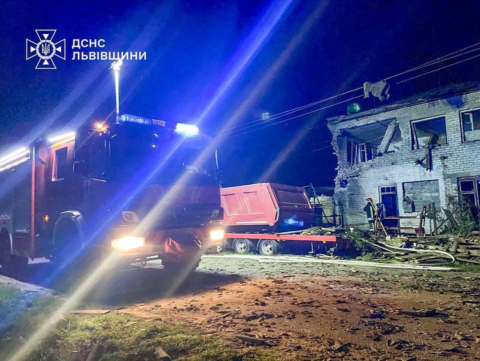 У Львівській області горіла будівля площею 20 кв. м через падіння уламків дрона