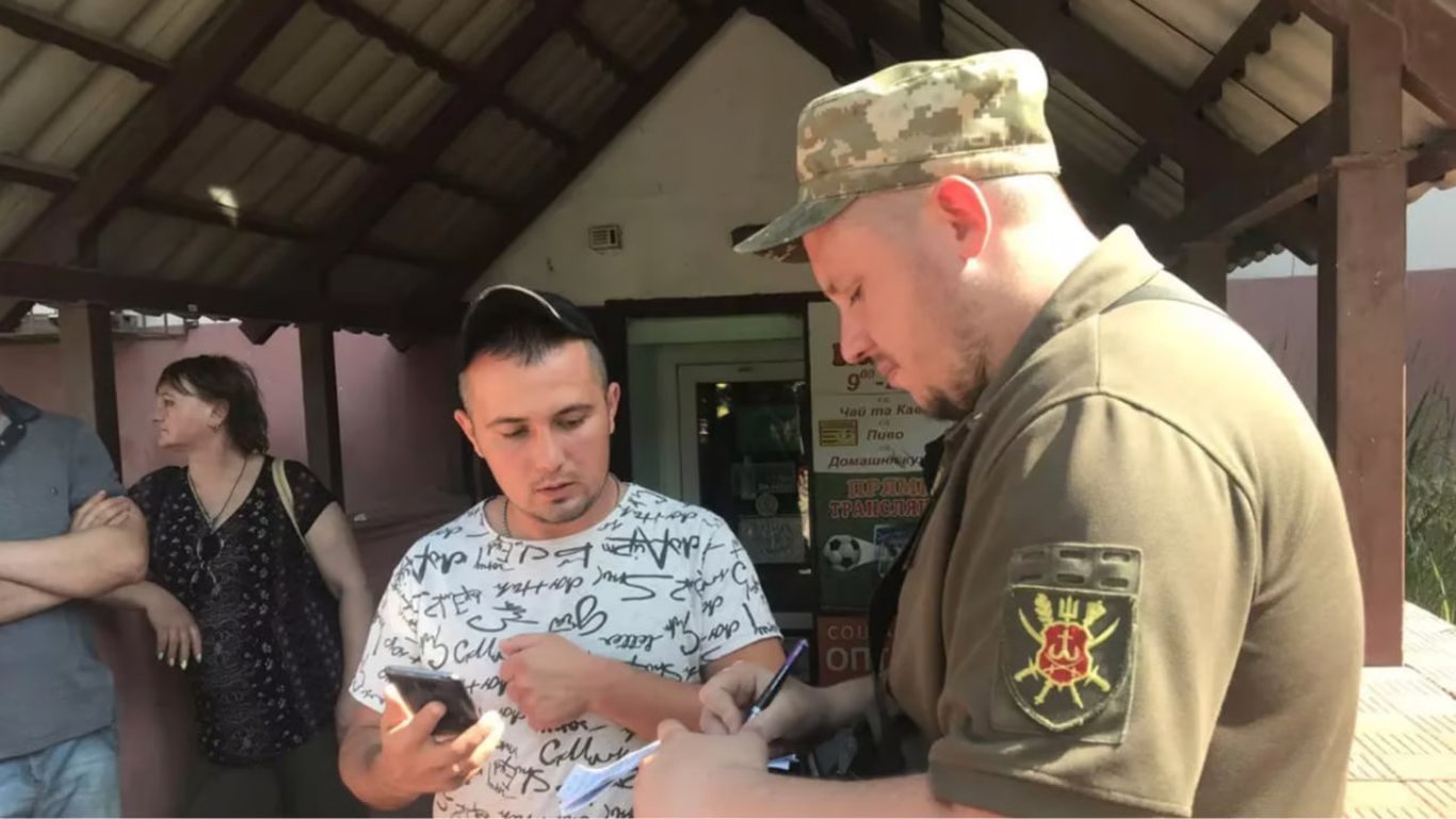 Во Львовской области оштрафовали начальника ТЦК за призыв забронированного работника
