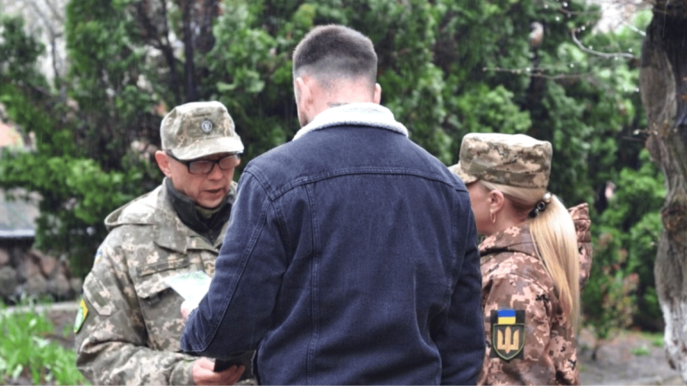 Мобілізація в Україні — де чоловіку можуть вручити бойову повістку
