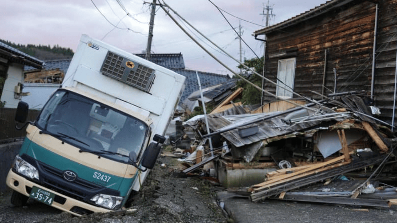 В Японии возросло количество жертв землетрясения, магистрали перекрыты оползнями