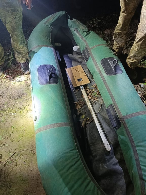 Лодка с фанерным веслом. Фото: ГНСУ