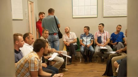 Що чекає на українських чоловіків за кордоном, які не оновили дані до 16 липня - 285x160