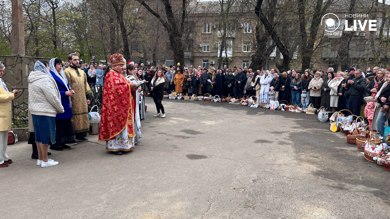 Священник читає проповідь