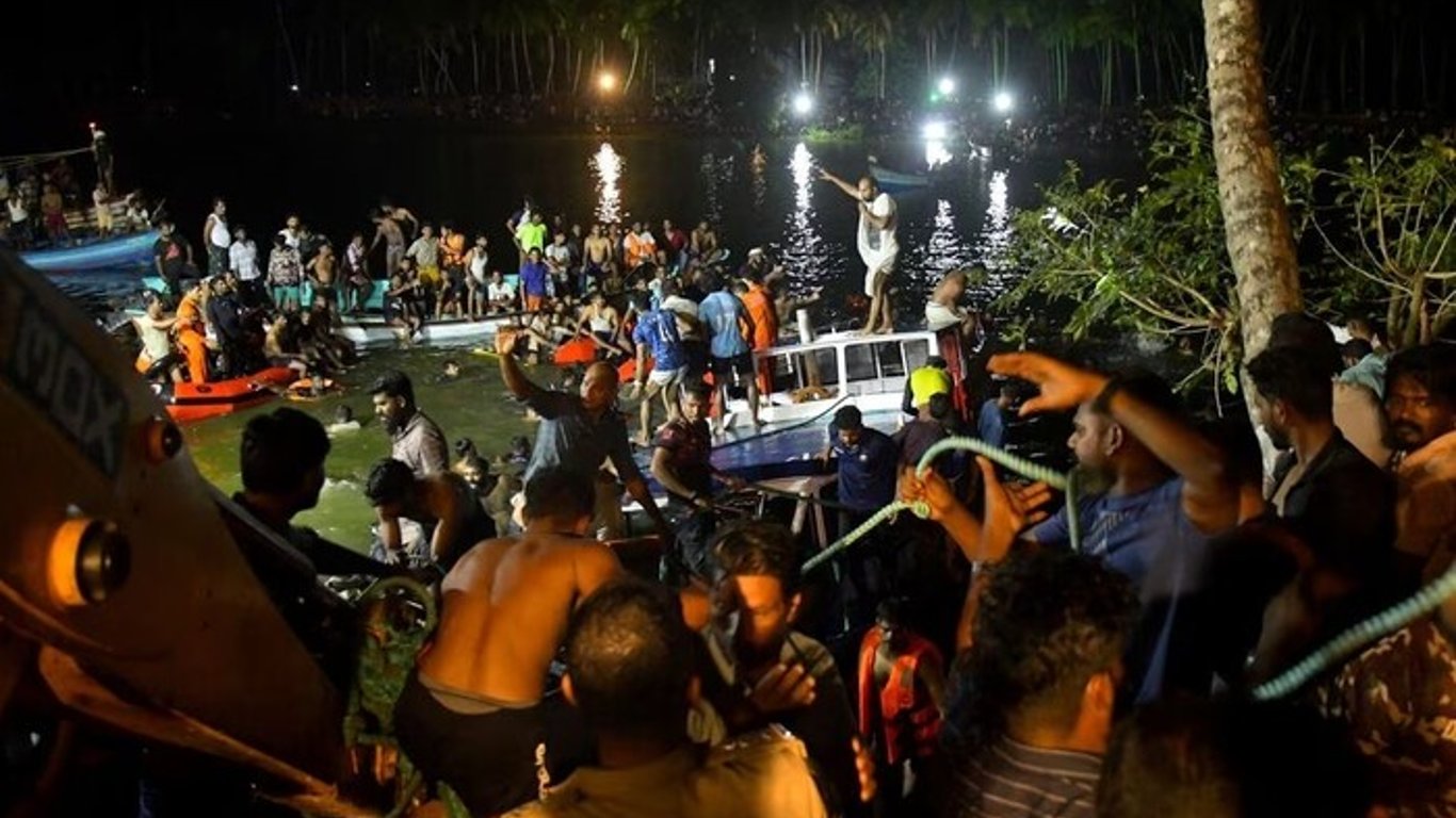 В Индии в результате опрокидывания туристической лодки погибли более 20 человек