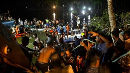 В Индии в результате опрокидывания туристической лодки погибли более 20 человек - 285x160