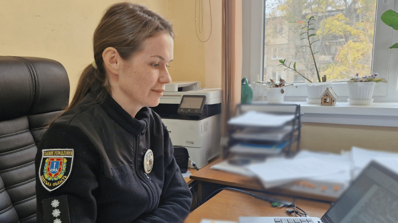 Поліцейська працює за комп'ютором