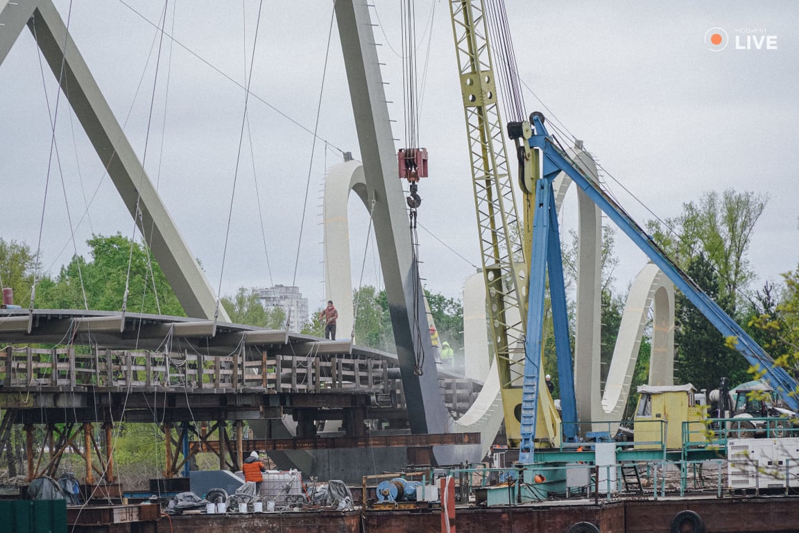 У Києві на Оболоні будують міст 