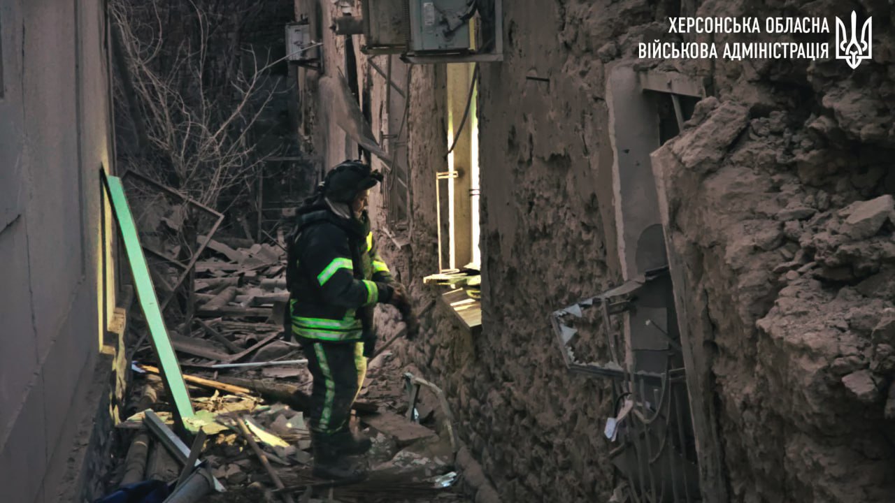 Рятувальник в Херсоні на місці обстрілу