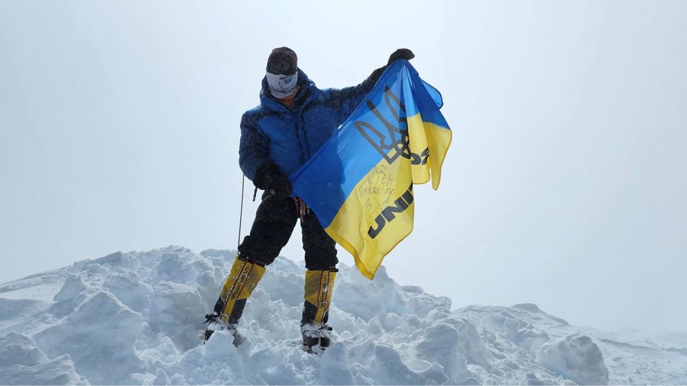 Чемпион Украины по альпинизму поднял сине-желтый флаг с подписью Зеленского на горе Денали